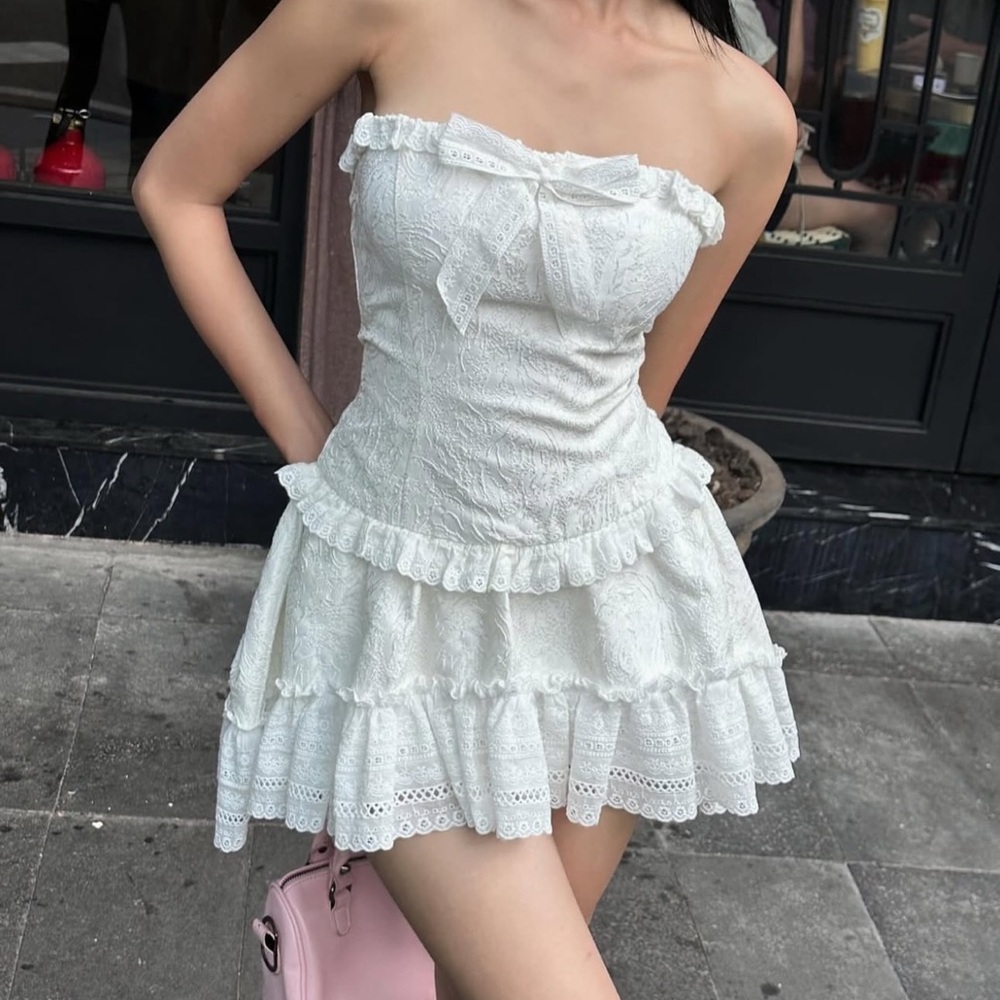 Elegant White Strapless Dress